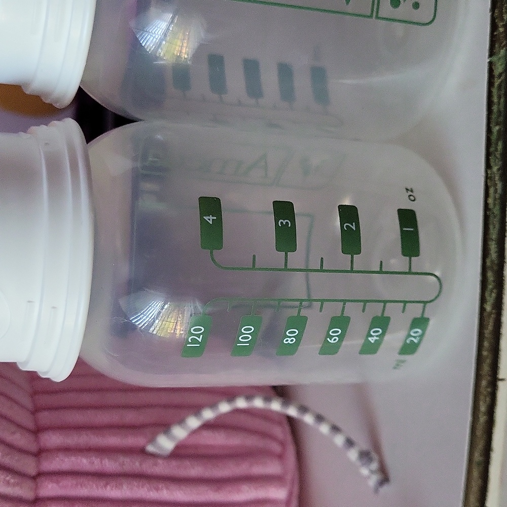 Ameda 4oz Clear Baby Bottles - Picture 2 of 3